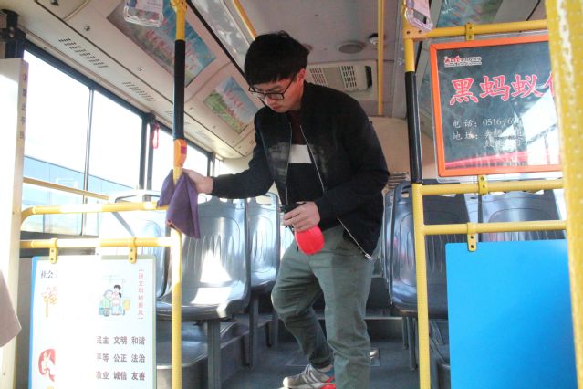 志愿者清理车厢