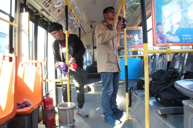 志愿者清理车厢